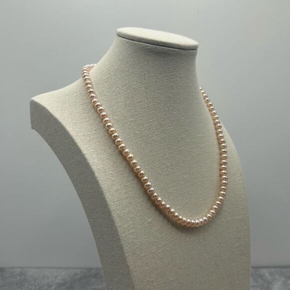 NWOT Vintage Womens Ivory Cream Natural Pearl Bead Necklace Jewelry 17 inches - Picture 2 of 9